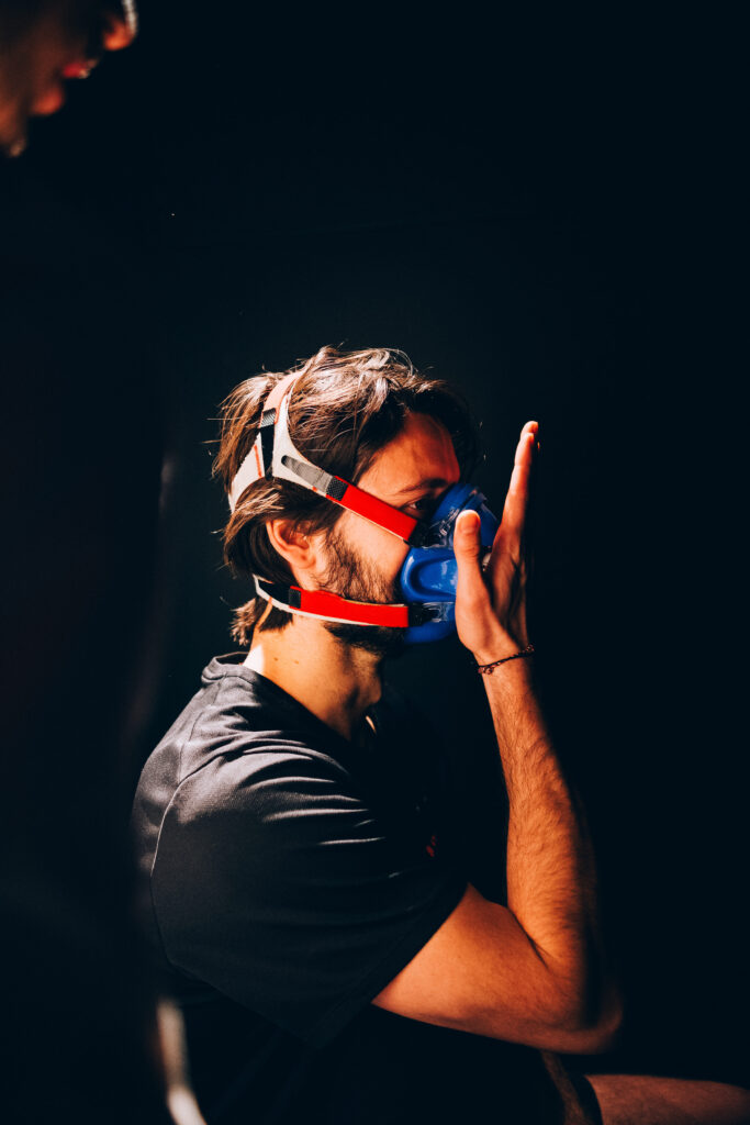 Sportif équipé d'un masque d'analyse des gaz lors d'un test VO2max chez PaceLab